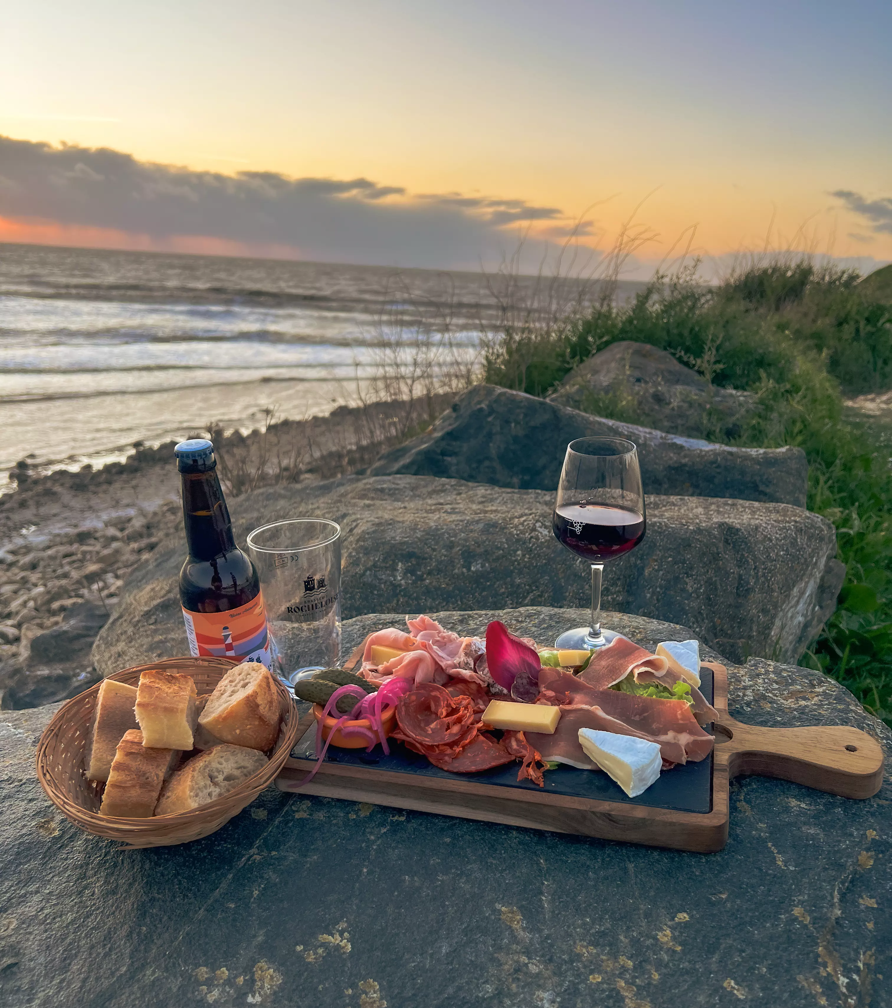 Planche de charcuterie sur la plage